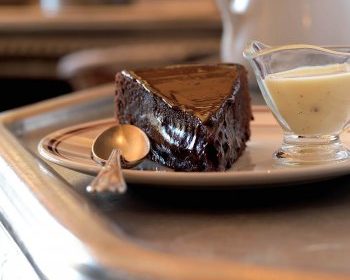 Fondant tiède au chocolat, crème à l’anis